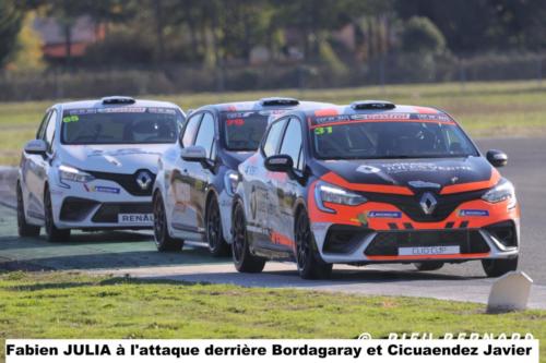 Fabien Julia à l'attaque derrière Bordagaray et Cicuendez Javier la Clio Cup toujours très annimée